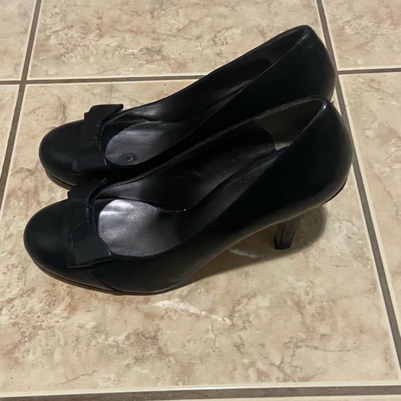 Nine West Bow Pump - Picture 4 of 5